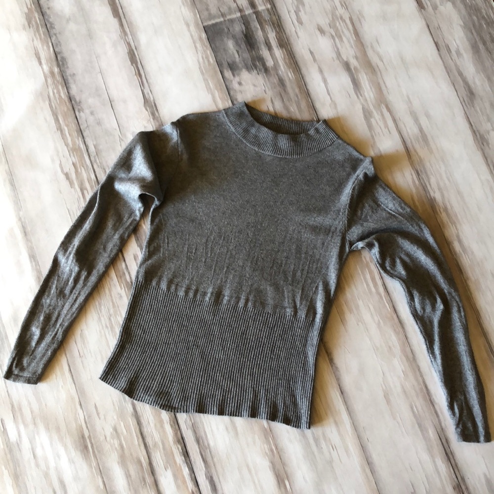 VP COLLECTIONS WOMANS MOCK TURTLENECK SWEATER / SIZE Medium